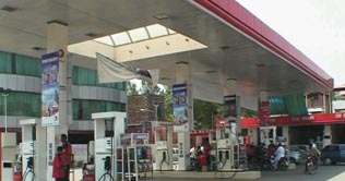 Muzaferabad: Pump owners refuse to give fuel to police vehicles  